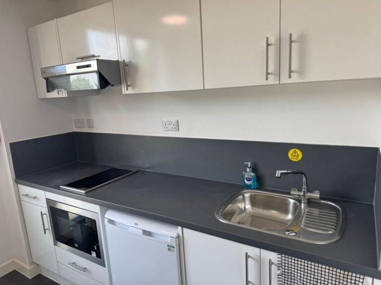 Student accommodation end-of-tenancy clean — kitchenette sanitised, hob & sink polished, Birmingham.
